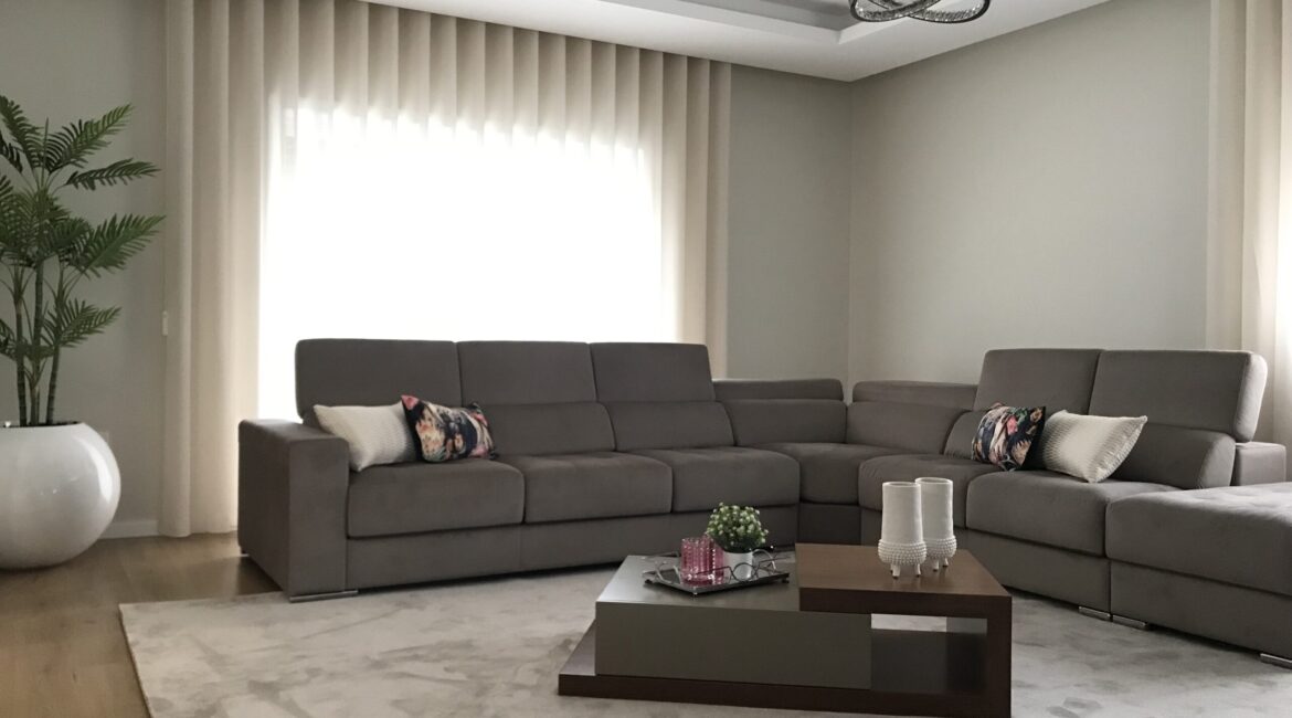 projeto sofá em sala ampla com candeeiro
