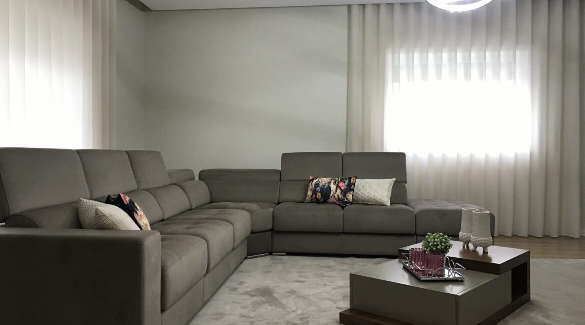 projeto com sofá em sala ampla com candeeiro