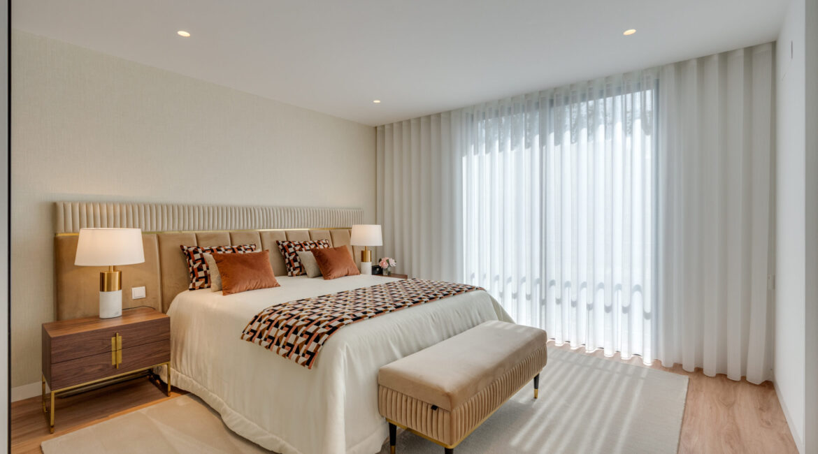 cama num quarto janelas com cortinas fechadas design interiores